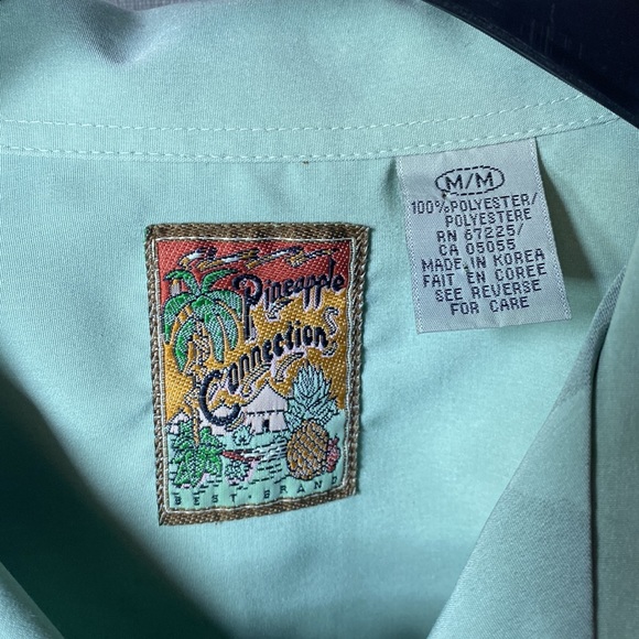 PINEAPPLE CONNECTION Hawaiian Mens Medium button up shirt.  100% polyester - Picture 4 of 6